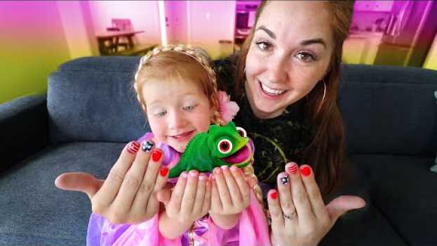 Video ADLEY PRINCESS MAKEOVER!! Surprise Date with Mom for first Tangled manicure! em português