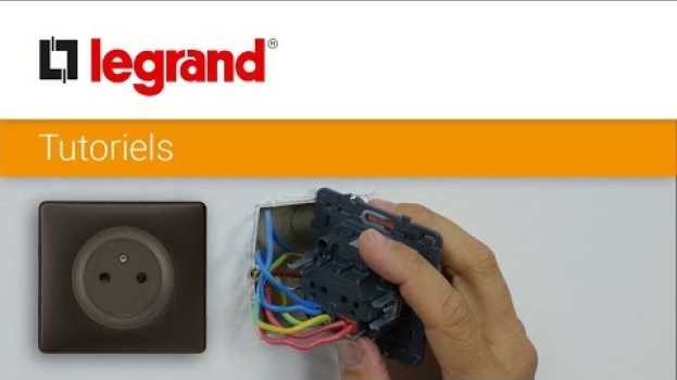 Видео Comment remplacer une prise de courant par une prise Céliane™ Surface Legrand ? на русском