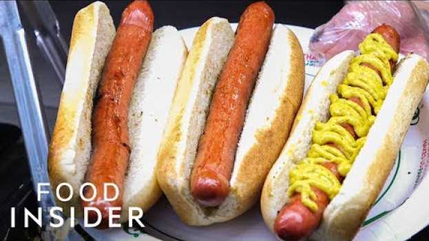 Video How Nathan's Makes The Most Legendary Hot Dogs In NYC | Legendary Eats su italiano