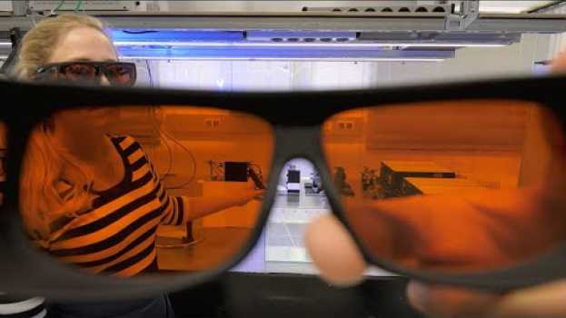 Video Experimente mit Licht: Was passiert, wenn Licht auf eine Oberfläche trifft? su italiano
