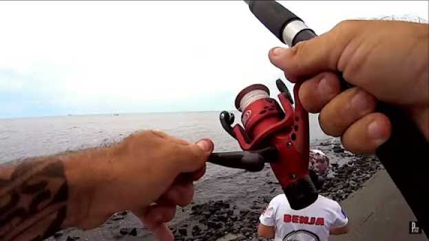 Видео CASI PIERDO LA CAÑA 🎣 FUE UNA LOCURA ME PASO DOS VECES EN EL MISMO DIA на русском