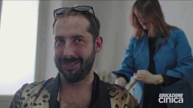 Видео La riunione di condominio (feat. Il Milanese Imbruttito) на русском