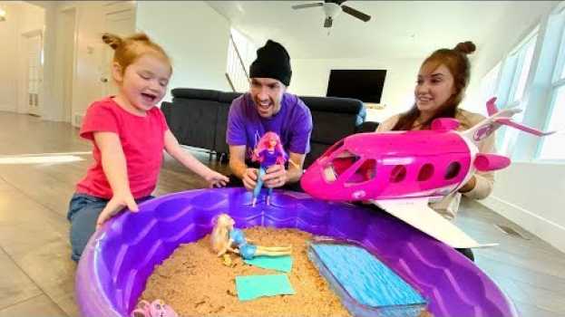 Video BARBIE BEACH inside our HOUSE!! Dream Plane pretend vacation with swimming pool and pet dogs! su italiano