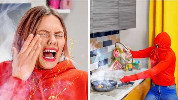 Video FUNNY RELATABLE SITUATIONS YOU DEFINITELY KNOW || Everyday Moments by 123 GO! po polsku