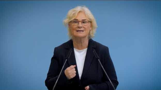Video Bericht der Interministeriellen Arbeitsgruppe - Um die kümmern, die es besonders schwer haben en español