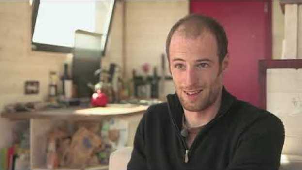 Видео Vivre au quotidien dans une Tiny House en France? Découvrez la vie en micro-maison avec Maxence на русском