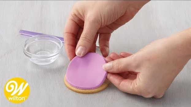Video How to Apply Fondant Decorations on Cakes and Other Desserts | Wilton   türkçe