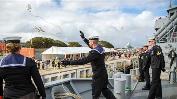 Video HMAS Toowoomba returns home from on deployment en español