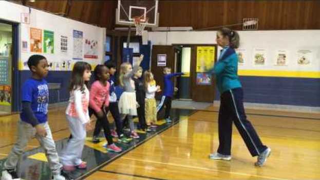 Video Teaching the Underhand Throw with Rhymes   türkçe
