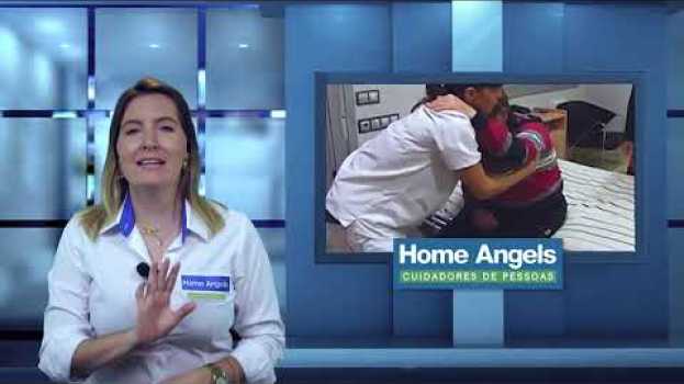 Video Como realizar a transferência de idosos da cama para a cadeira de rodas. en français