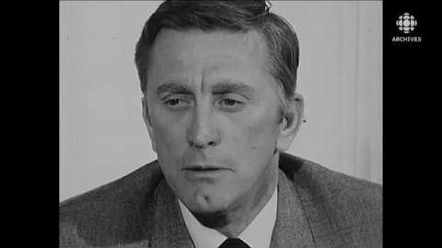 Video Kirk Douglas en 1966, grand acteur hollywoodien mais aussi homme engagé su italiano