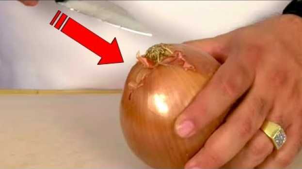 Video Un chef montre une simple astuce pour couper les ognons sans pleurer su italiano