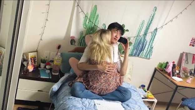 Video [AMWF]DISTRACTING My Boyfriend While He's ON THE PHONE!!! *His Reaction Is Everything* en español