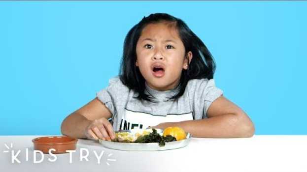 Video Kids Try Prison Food from Around the World | Kids Try | HiHo Kids en français