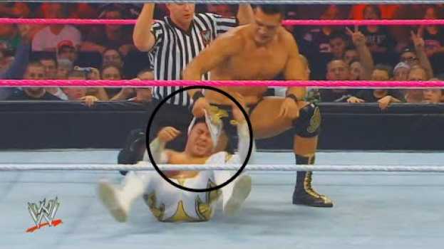 Video Masked WWE Wrestlers Who Were Accidentally Unmasked on Live TV en français