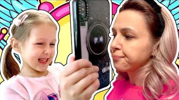 Video Амелька и Папа СНИМАЮТ КИНО про Маму! Как они решили над ней подшутить и что им за это будет? in English
