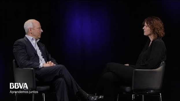 Video "Hoy la gente solo escucha opiniones que refuerzan lo que ya cree". M. Sandel, filófoso y profesor su italiano