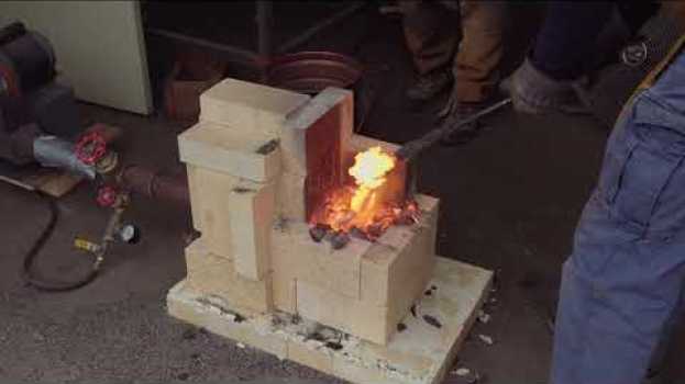 Video Turning Iron Into Hearth Steel - Making Steel! (Forge Diaries: Ep. 16) em português