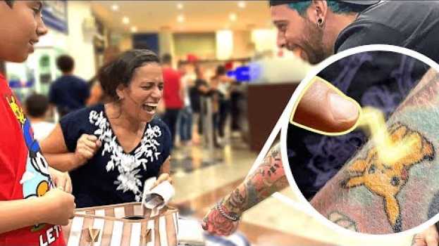 Video Tatuagem do PIKACHU da ⚡️ CHOQUE ⚡️ de verdade nas pessoas! 😮 su italiano