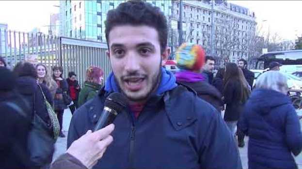 Video #8M2019 "Anche i maschi sanno usare la lavatrice (e pure la lavastoviglie)" in English