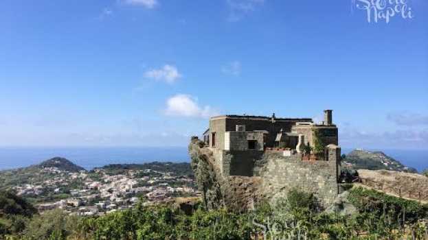 Video Come mai le pietre di Ischia sono verdi? Una storia di tufo millenaria! - Storie di Napoli po polsku
