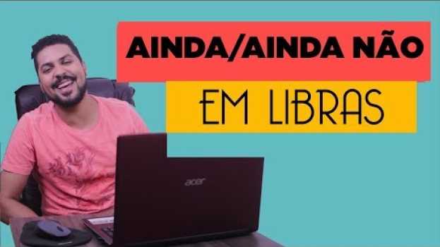 Видео Como traduzir o sinal de AINDA/AINDA NÃO em LIBRAS | Se Liga Nas Mãos #SINALIZANDO на русском
