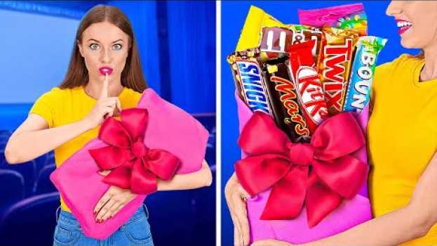 Video FUNNY WAYS TO SNEAK FOOD INTO THE MOVIES || Cool Food Hacks by 123 GO! auf Deutsch
