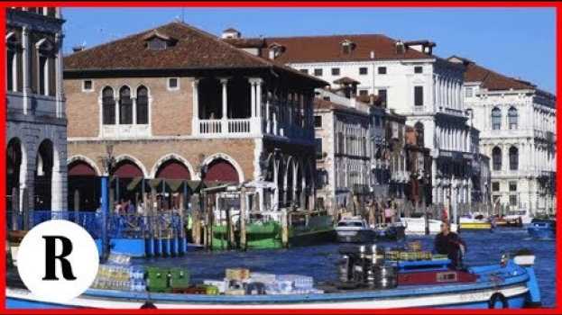 Видео Venezia, un giorno con Andrea, pescivendolo di Rialto: "Così il nostro mercato muore" на русском