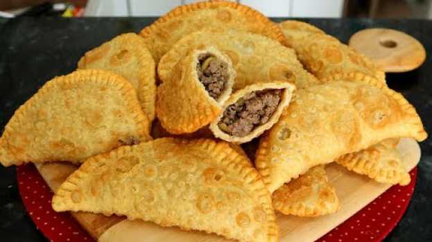 Video PASTEL COM APENAS 3 INGREDIENTES - FÁCIL E BARATO auf Deutsch
