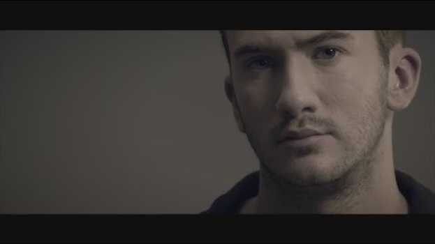 Video Simone Frulio - E non servono parole (#L) - Official Video auf Deutsch