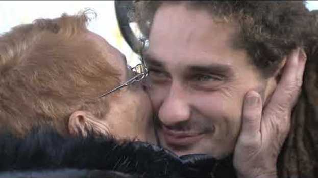 Video A 30 ans il se fait enfin jeter de chez maman in English