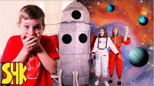 Video Rocket To The Moon! Noah's Sneaky Joke on His Sisters! SuperHeroKids su italiano
