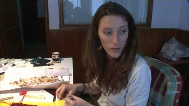Video Cette jeune bijoutière française fait du business de pierres précieuses en Inde em português