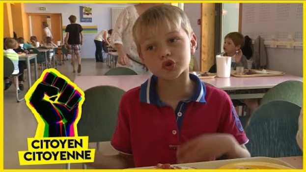 Video La cantine des enfants fait travailler tout le village po polsku