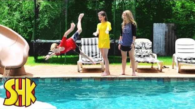 Video Super Swimmers: She doesn't know how to swim! SuperHeroKids em português