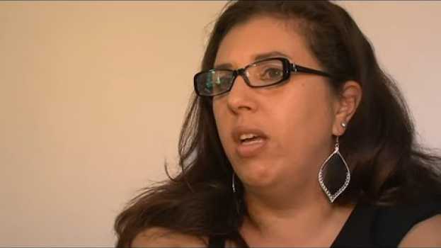 Video Cette mère célibataire se bat pour obtenir un logement em português
