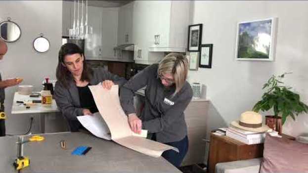 Video Comment transformer des armoires avec la pellicule adhésive de Wrap Ma Cuisine / Wrap My Kitchen ? in English