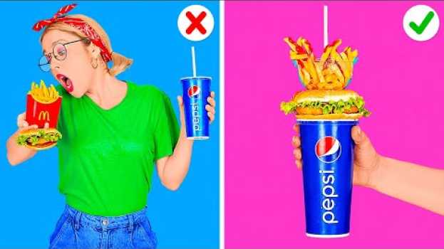 Video SMART FAST FOOD HACKS || Cool Life Hacks with Your Favorite Food and Funny Situations by 123GO! FOOD su italiano