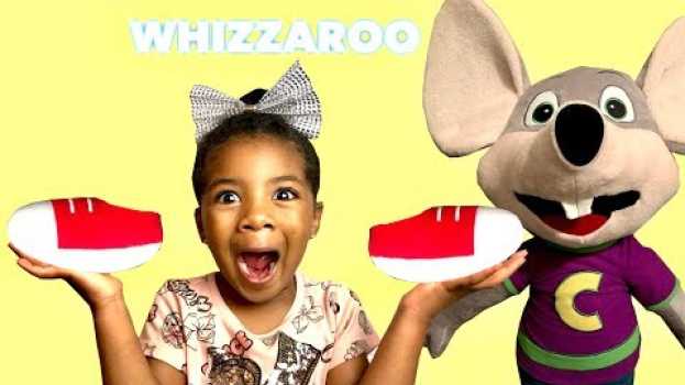 Video Put on your Shoes, Socks! Chuck E and Mom Get Ready For Park! Hurry up! em português