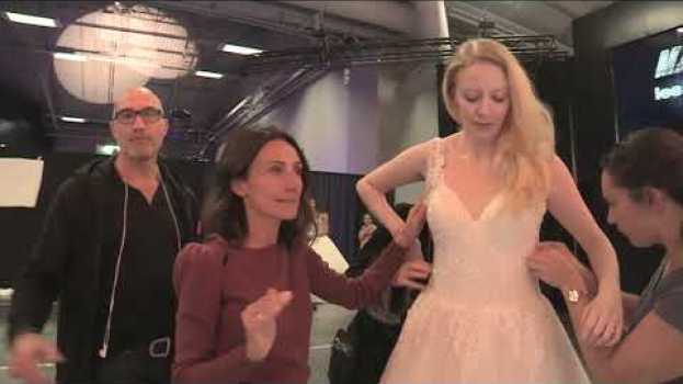Video Elle gère les défilés du salon du mariage comme un défilé militaire em português