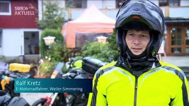 Video Wie weit kommt man mit einem Elektromotorrad? su italiano