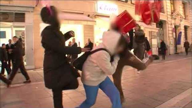 Видео Une bande de gamines se croit tout permis dans les rues de Marseille на русском
