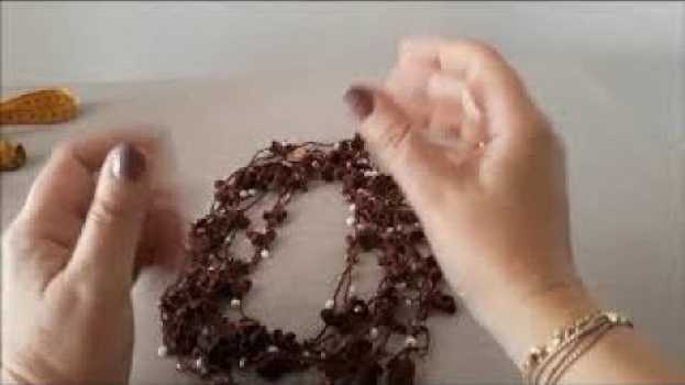Video COLLANA UNCINETTO CON FIORI E PERLINE/GIOIELLO TESSILE/INFILARE PERLE SENZA AGO/ CROCHET NECKLACE auf Deutsch