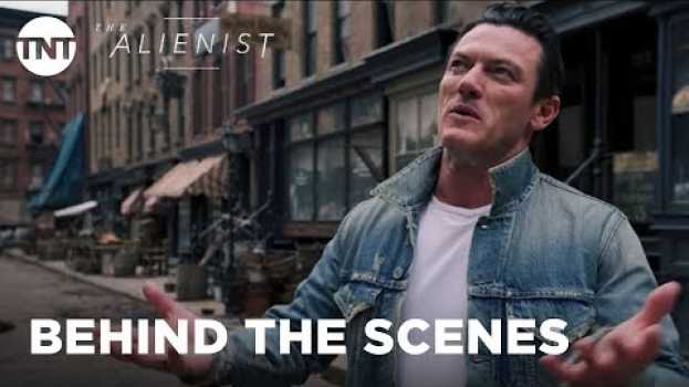 Video The Alienist: Luke Evans Gives A Tour of the Set - Series Premiere January 22, 2018 [BTS] | TNT   türkçe