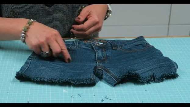 Video Trasforma vecchi jeans in shorts alla moda - SUB ENG po polsku