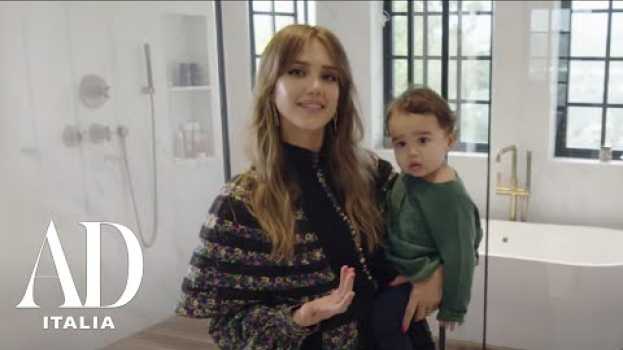 Видео Un tour nella villa dell'attrice Jessica Alba a Los Angeles | A Casa di | AD Italia на русском