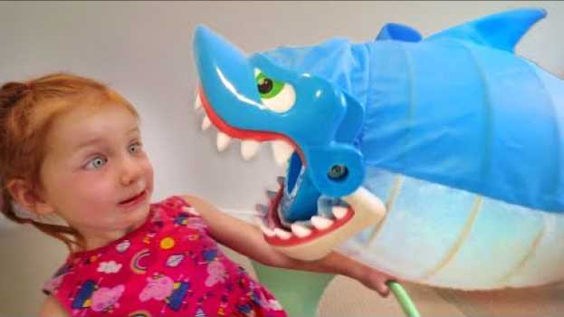 Video DON'T GET CAUGHT!! Adley reviews Shark Bite pool toy with Mom (mystery guest)   türkçe