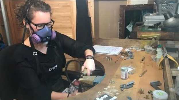 Video Des bijoux comme trophées de chasse in English