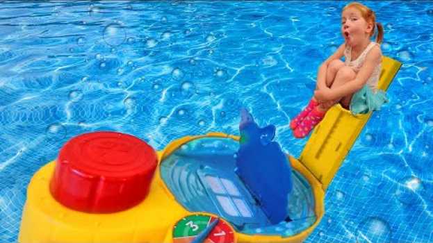Видео DONT GET SOAKED!! Adley reviews new pool game Hot Tub High Dive with Mom на русском