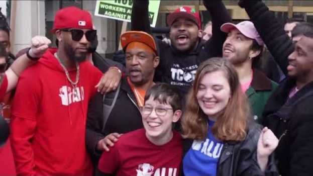 Video Trabajadores de Amazon en Nueva York forman el primer sindicato de la empresa en EE.UU. en français